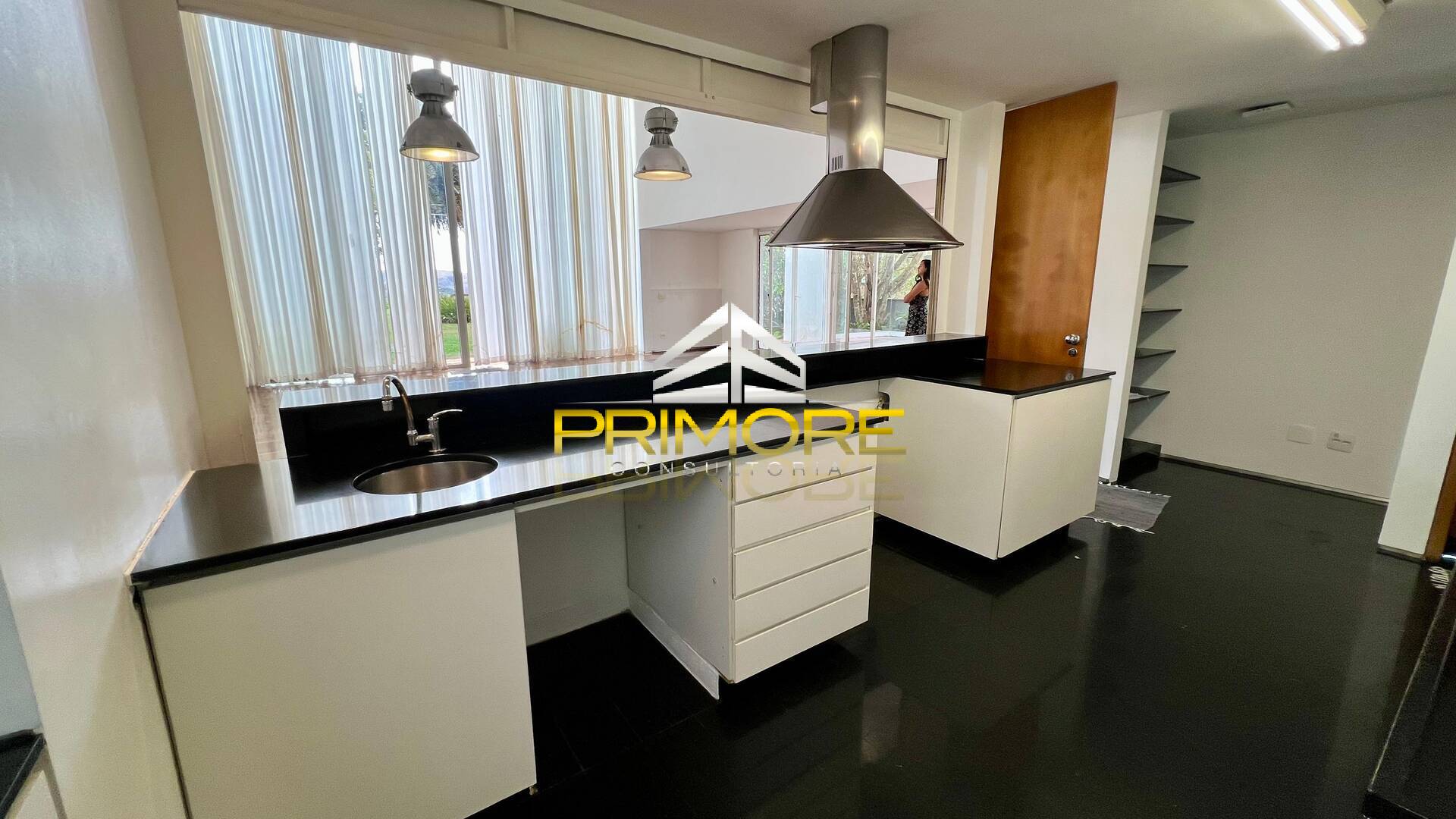 Casa no Condomínio Serra dos Manacás com 390m² e piscina