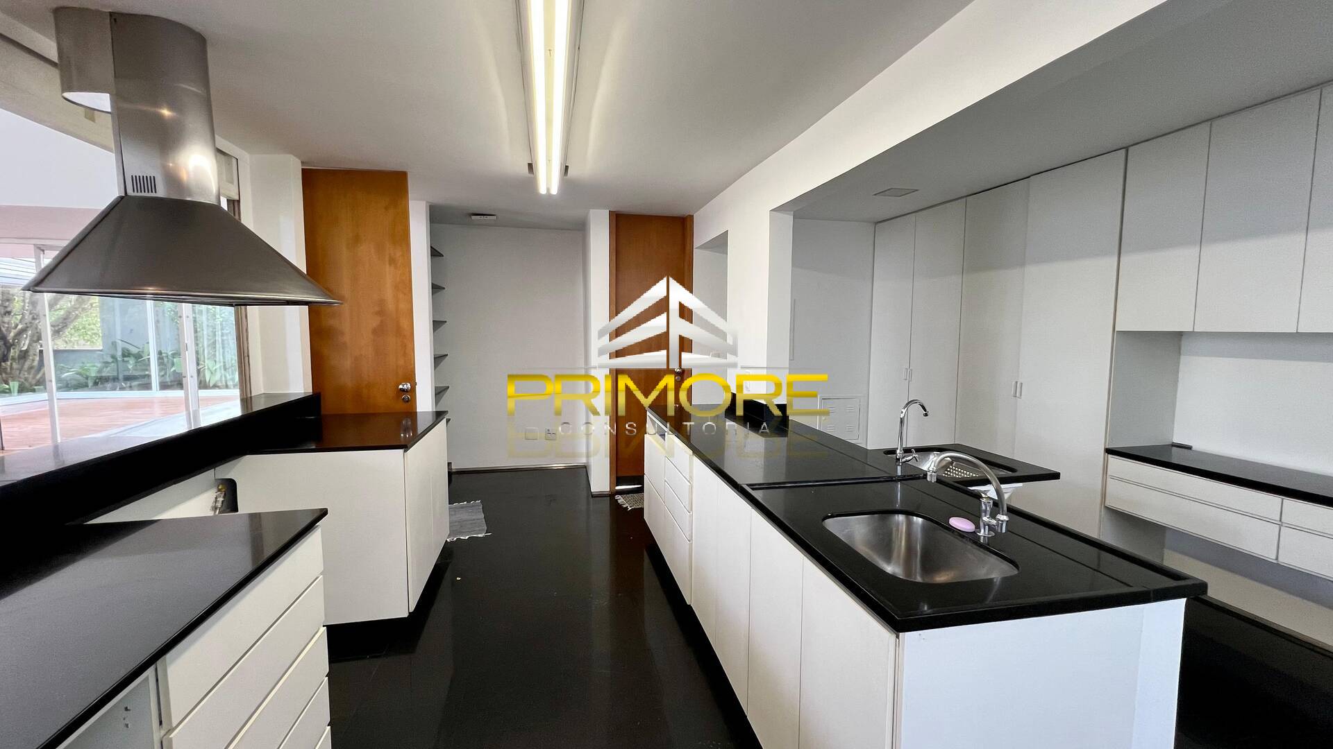 Casa no Condomínio Serra dos Manacás com 390m² e piscina