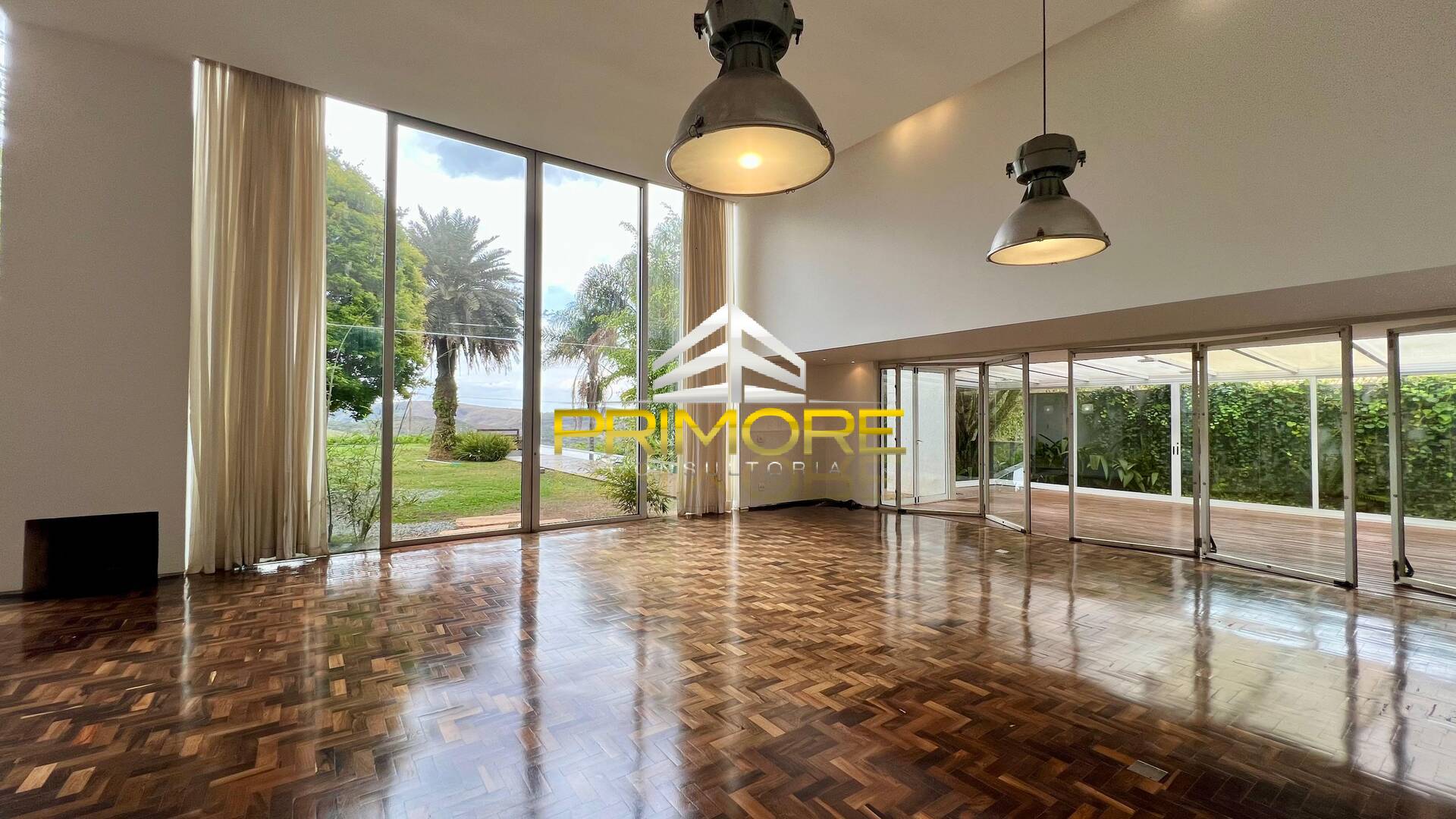 Casa no Condomínio Serra dos Manacás com 390m² e piscina