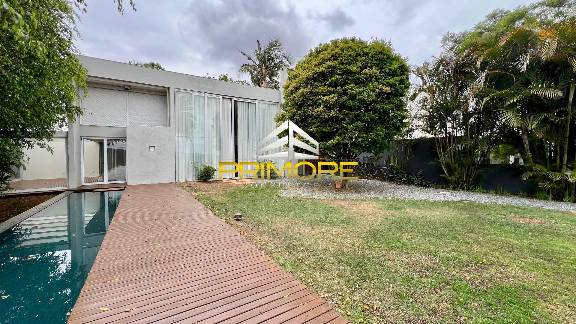 Casa no Condomínio Serra dos Manacás com 390m² e piscina