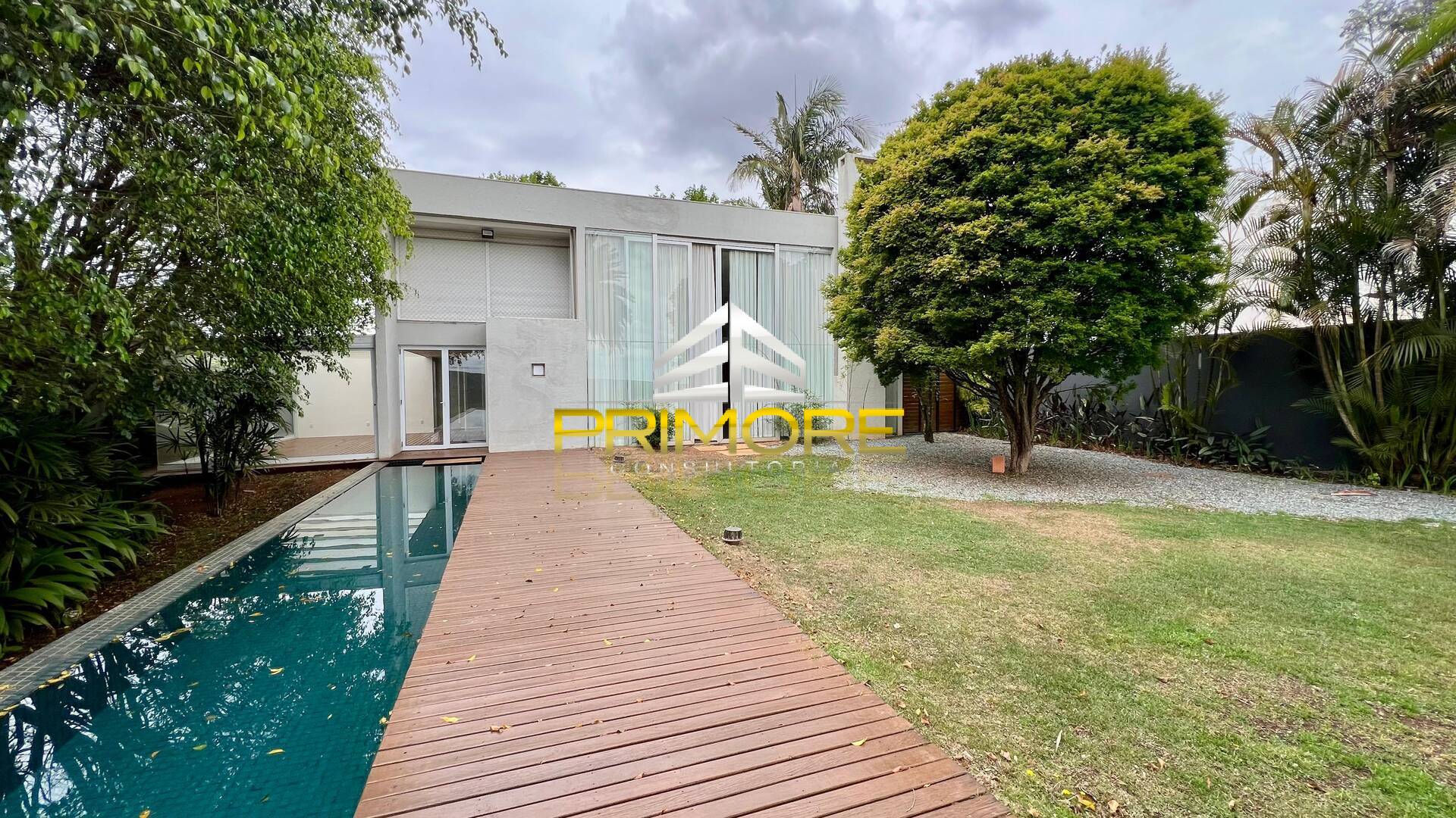 Casa no Condomínio Serra dos Manacás com 390m² e piscina