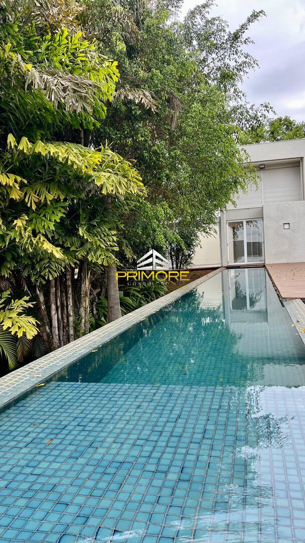 Casa no Condomínio Serra dos Manacás com 390m² e piscina