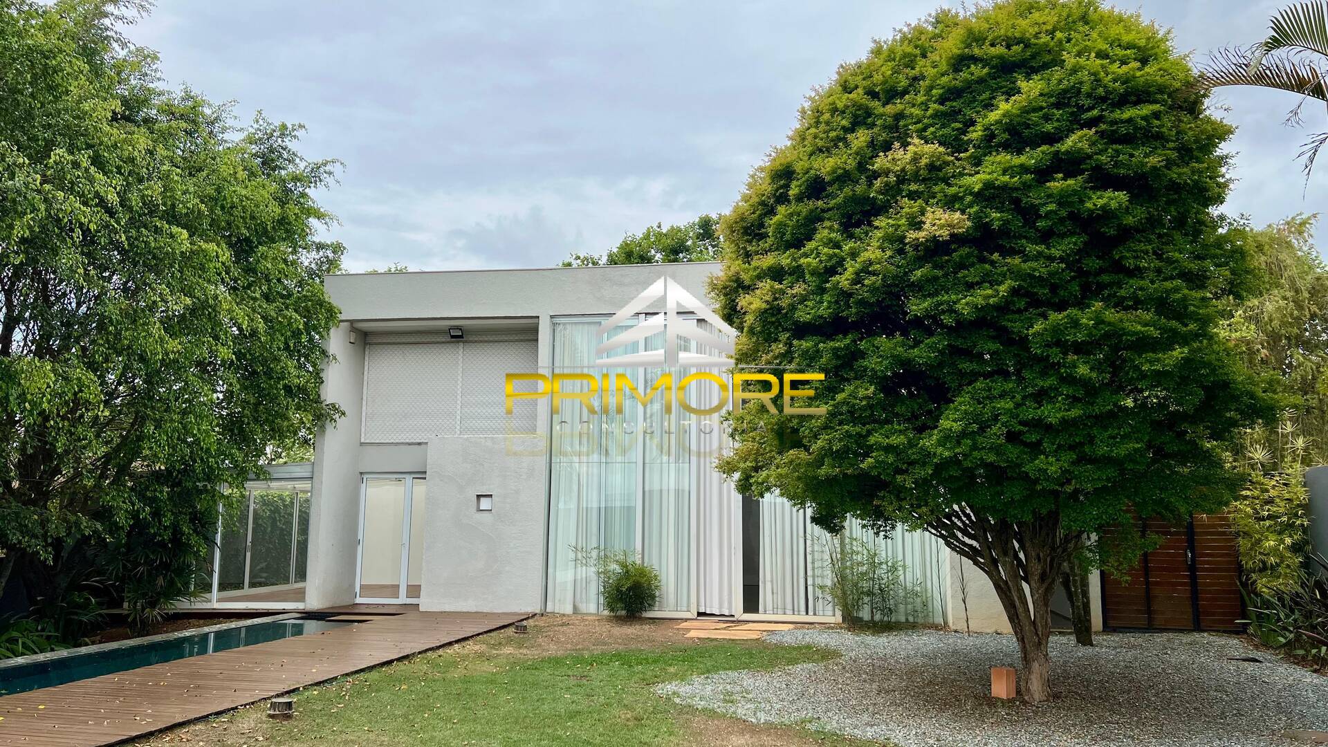 Casa no Condomínio Serra dos Manacás com 390m² e piscina