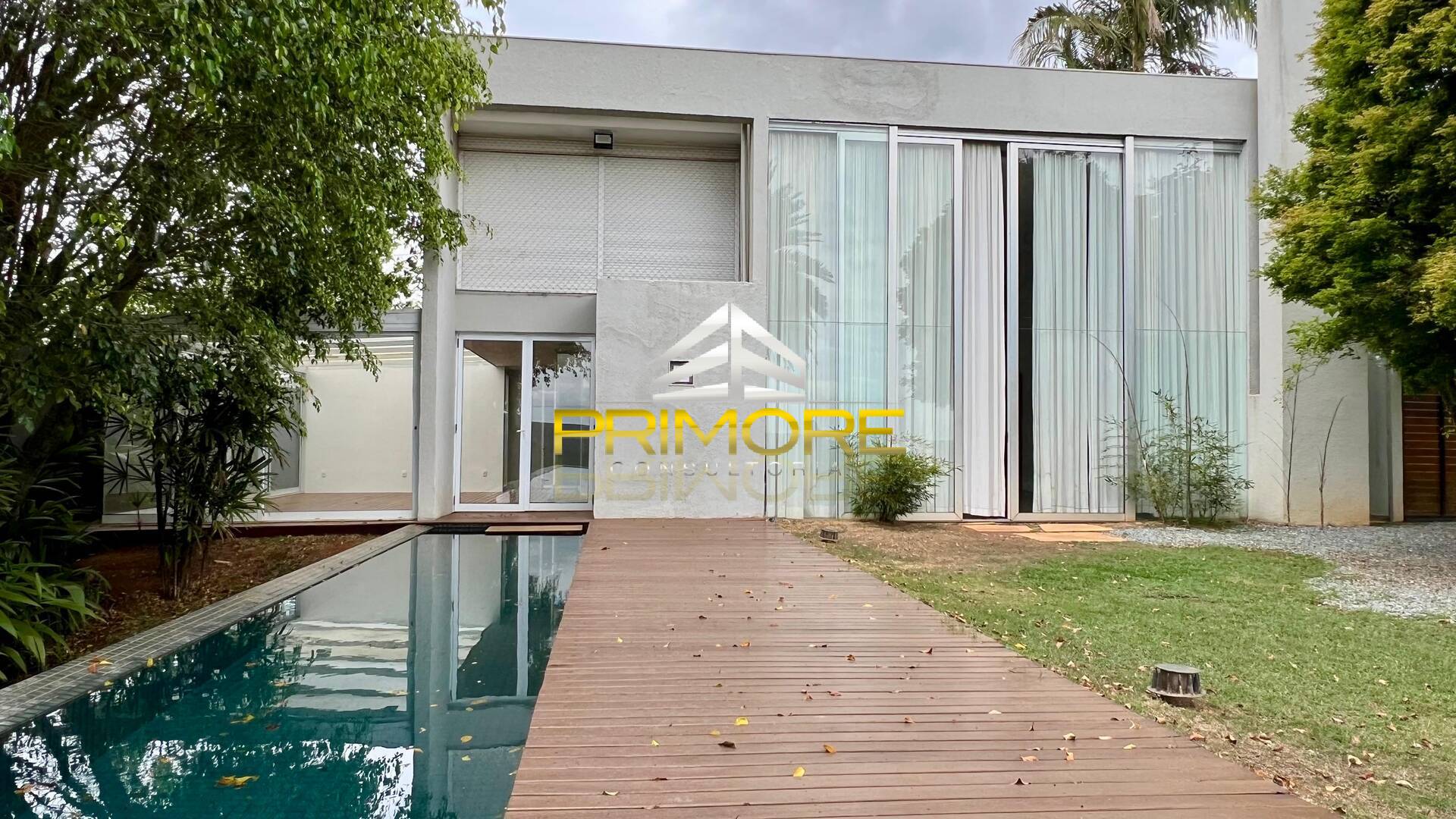 Casa no Condomínio Serra dos Manacás com 390m² e piscina