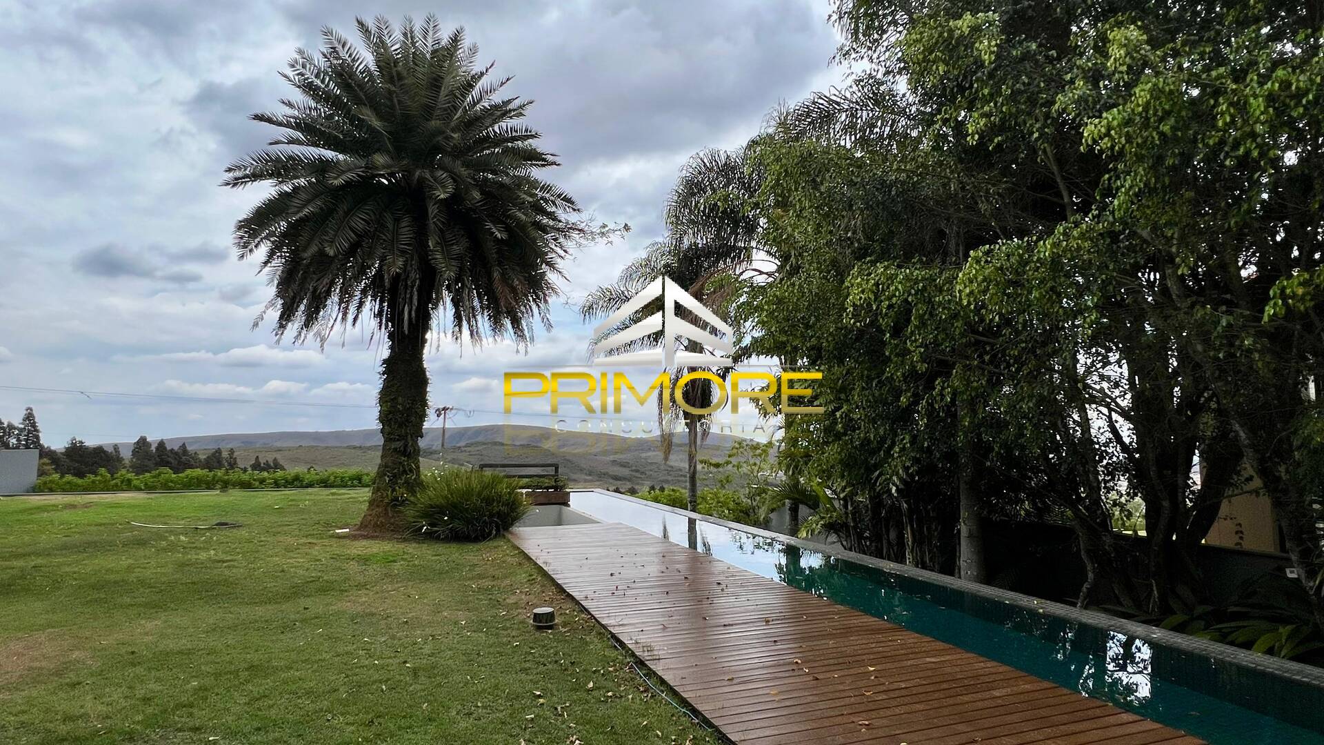 Casa no Condomínio Serra dos Manacás com 390m² e piscina