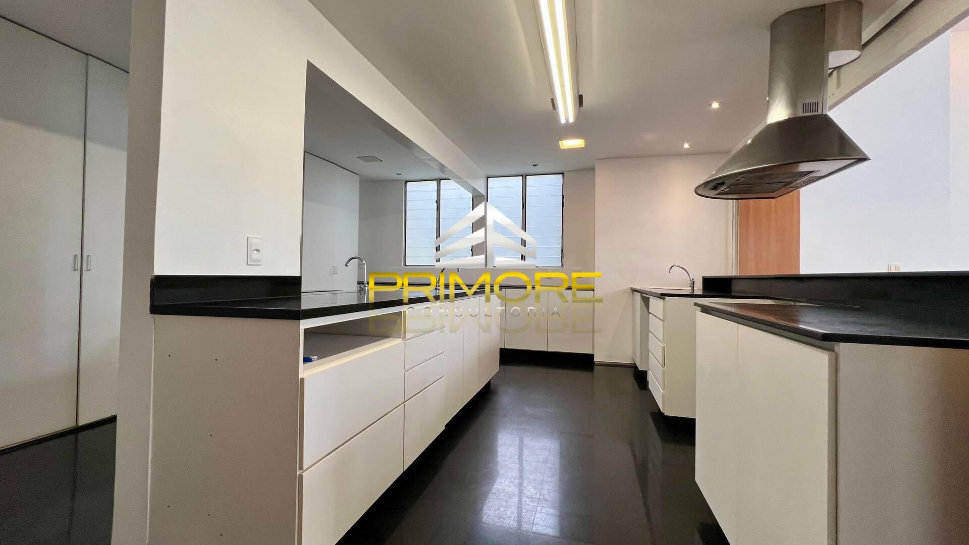 Casa no Condomínio Serra dos Manacás com 390m² e piscina