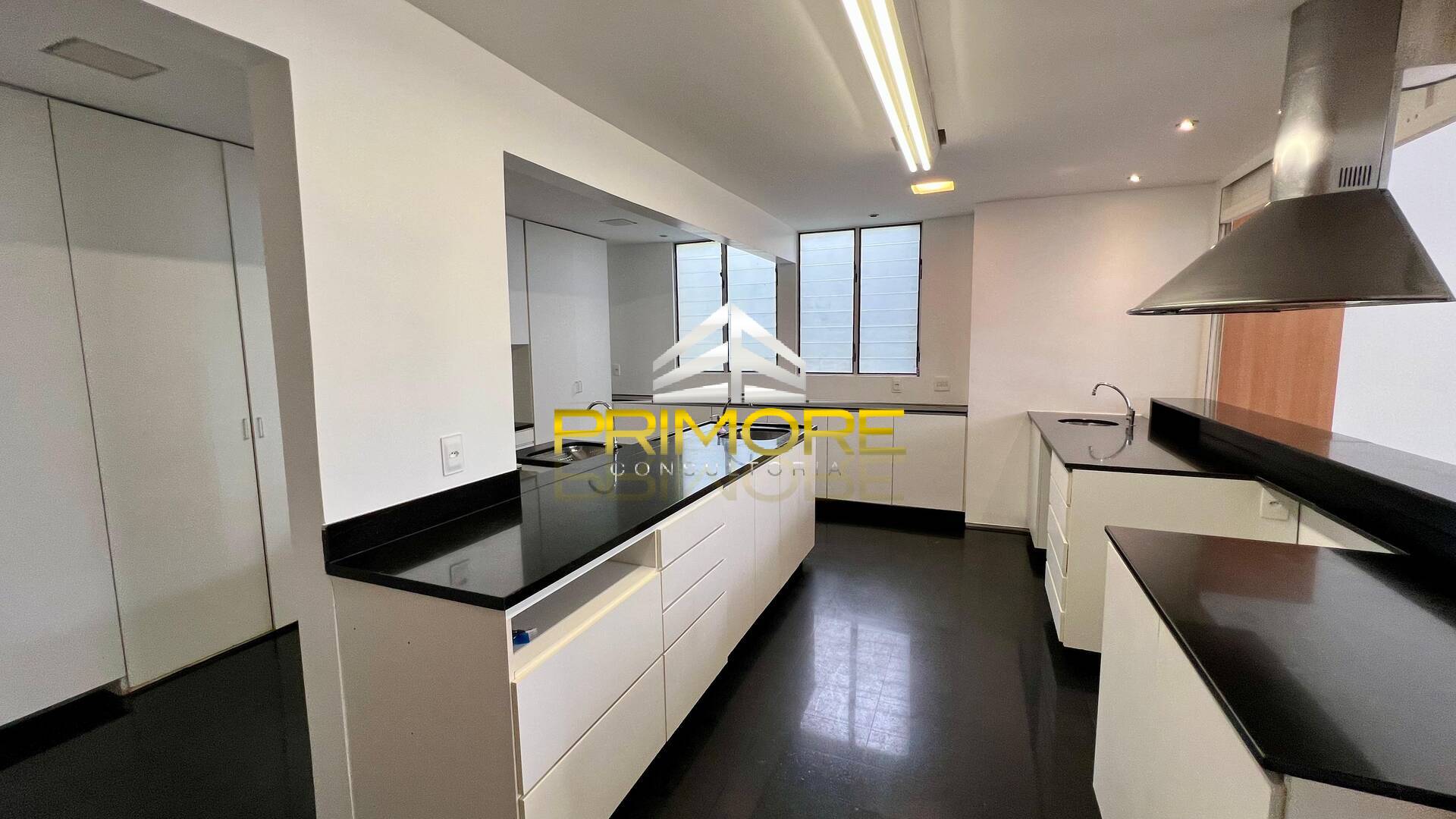 Casa no Condomínio Serra dos Manacás com 390m² e piscina