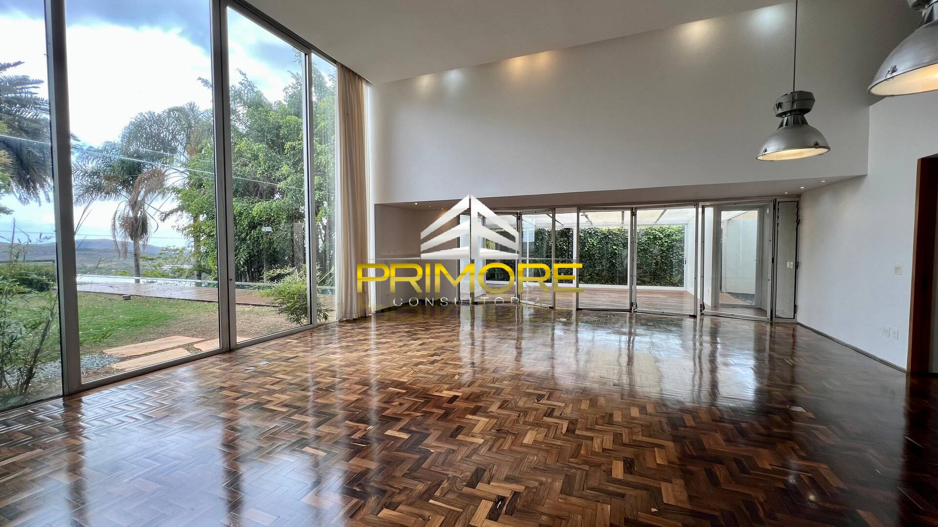Casa no Condomínio Serra dos Manacás com 390m² e piscina