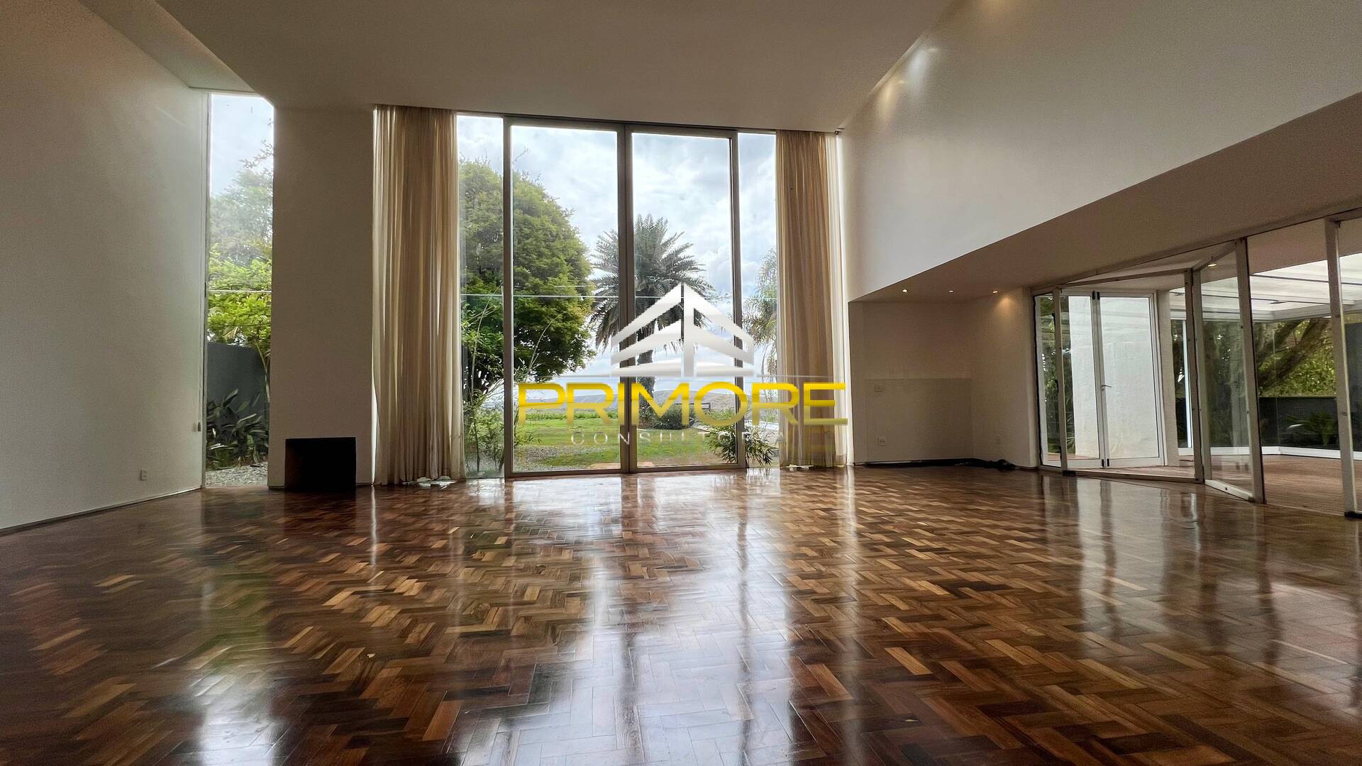Casa no Condomínio Serra dos Manacás com 390m² e piscina