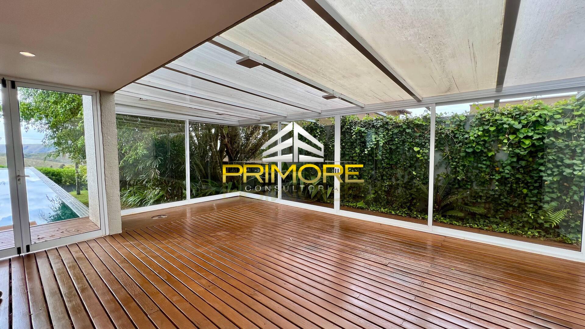 Casa no Condomínio Serra dos Manacás com 390m² e piscina