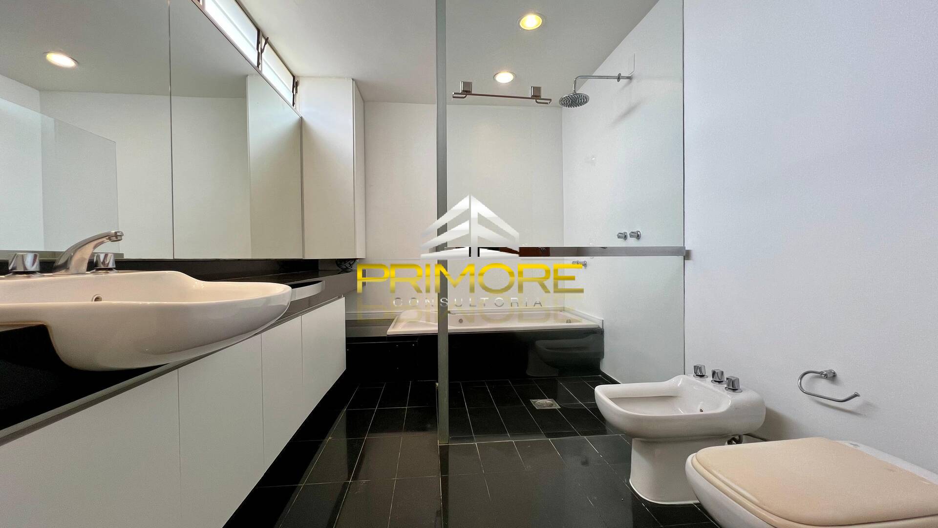 Casa no Condomínio Serra dos Manacás com 390m² e piscina