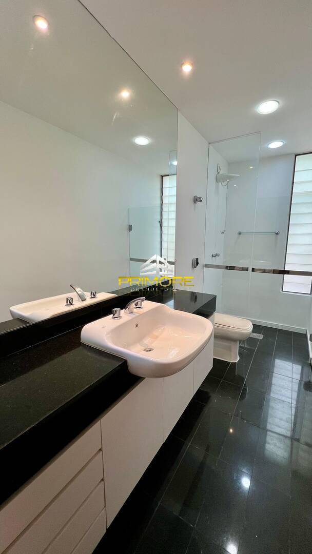 Casa no Condomínio Serra dos Manacás com 390m² e piscina