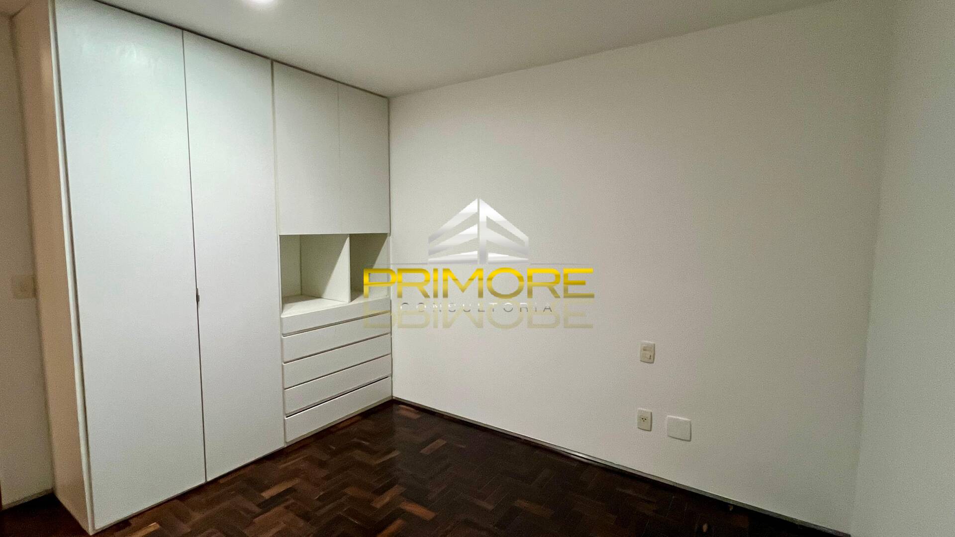 Casa no Condomínio Serra dos Manacás com 390m² e piscina