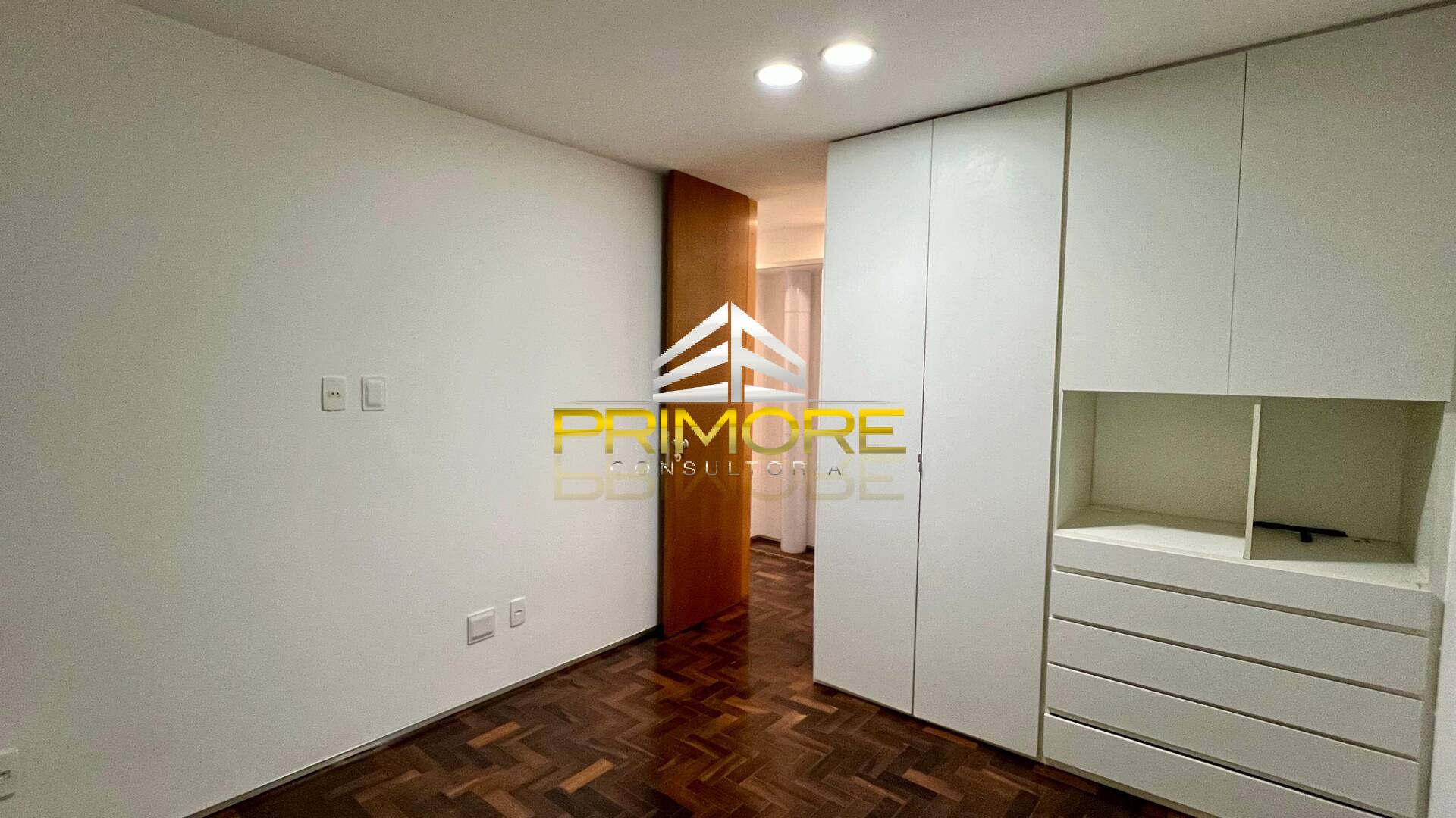 Casa no Condomínio Serra dos Manacás com 390m² e piscina