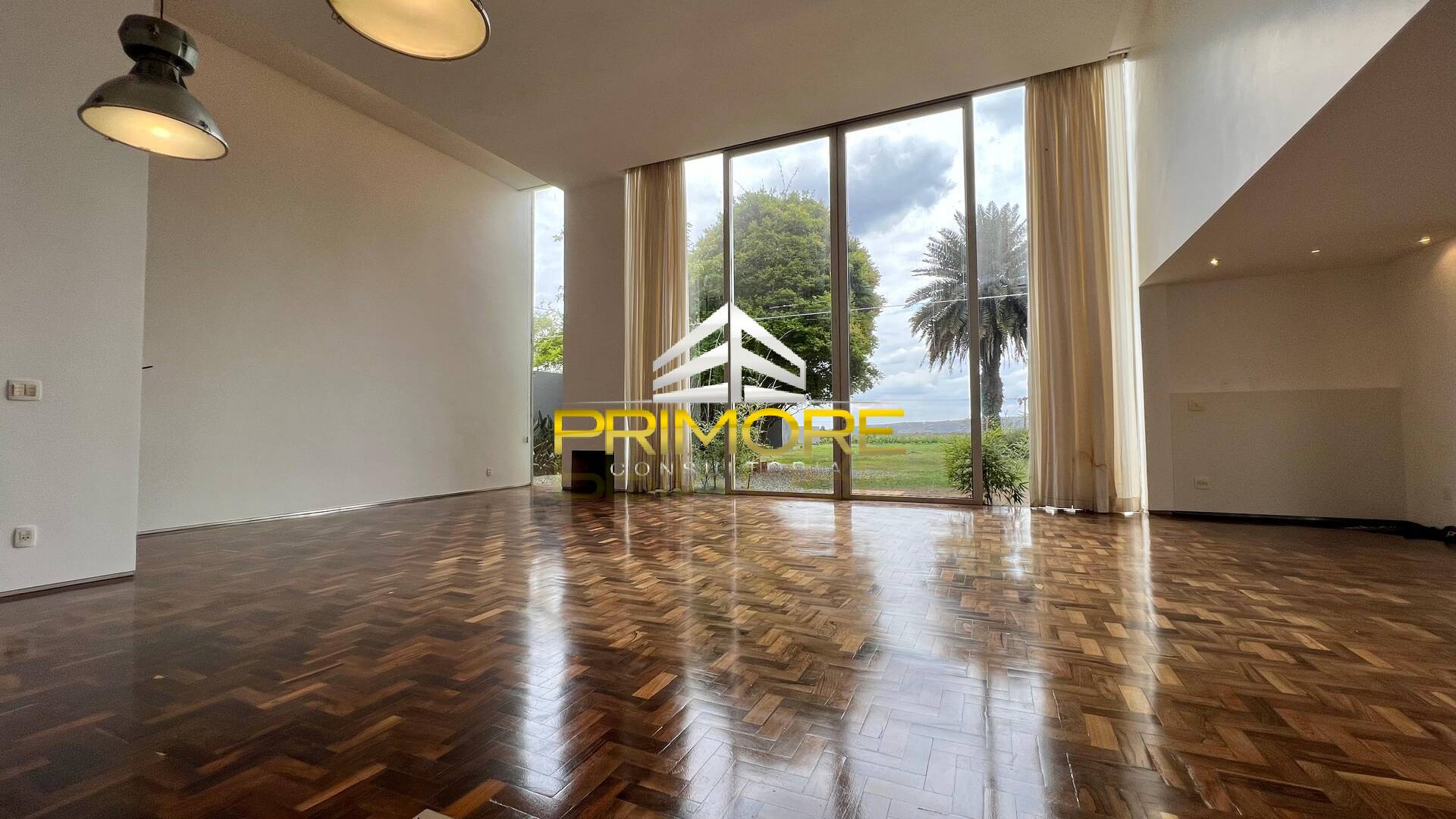 Casa no Condomínio Serra dos Manacás com 390m² e piscina